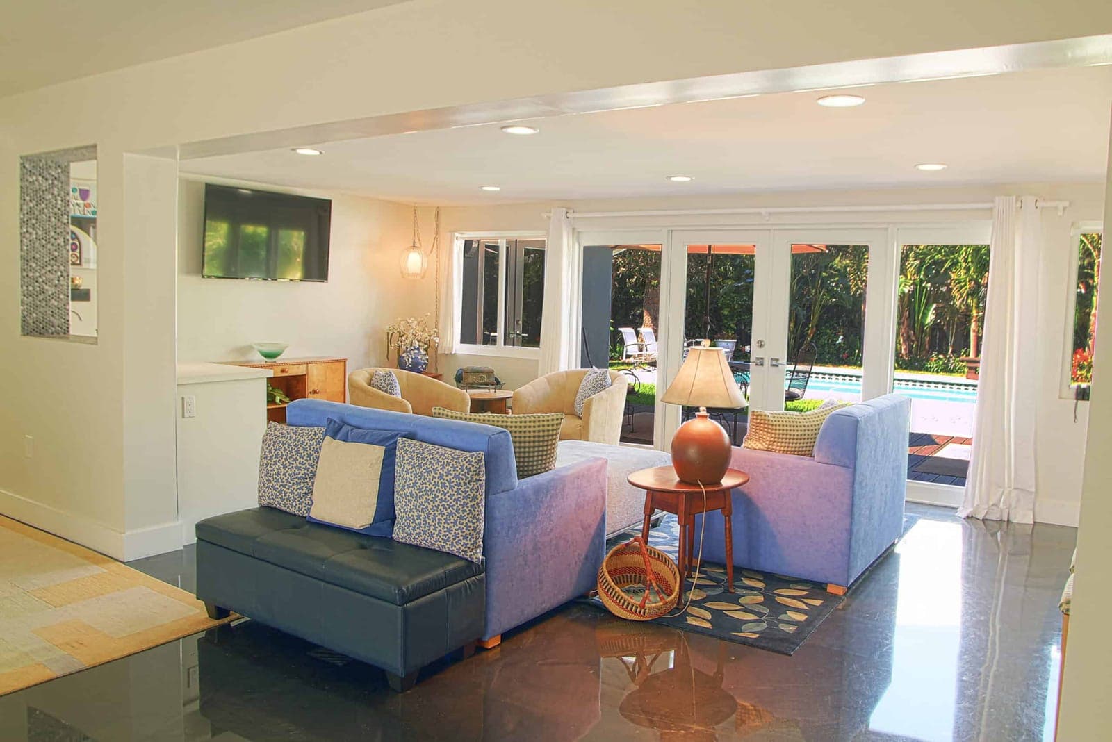 921 NE 27th Avenue - Living room